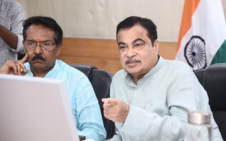 Gadkari Reviews High-Speed Corridors and BOT Projects in Maharashtra