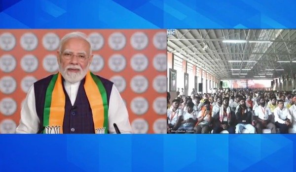 PM Narendra Modi Interacts with Seva Yatris En Route from Vadnagar to Varanasi